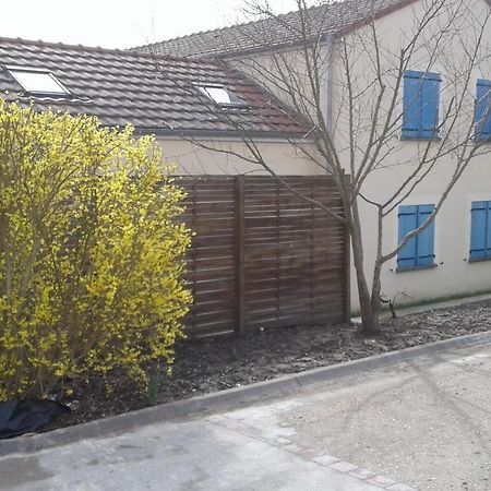 Les Champs Apartment Cernoy-en-Berry Exterior photo